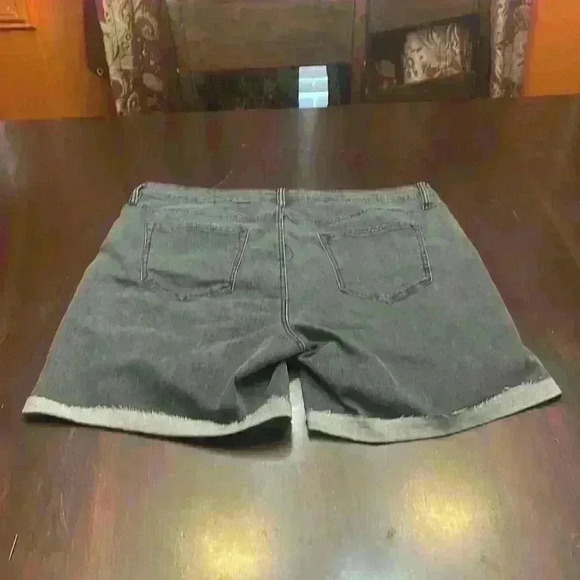 VIGOSS Marley Midrise Cuff Distressed
Short IN Black size 16W - Picture 2 of 9